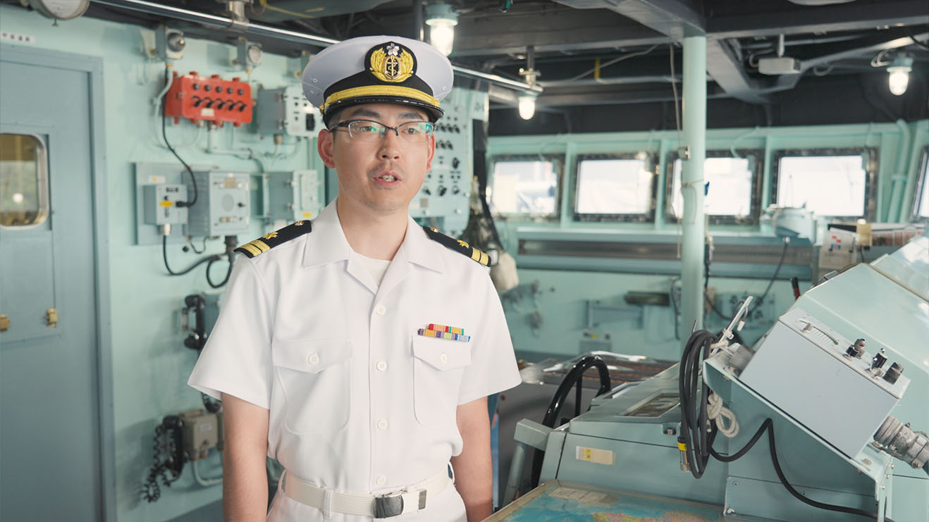 艦橋で勤務する海上自衛官1等海尉