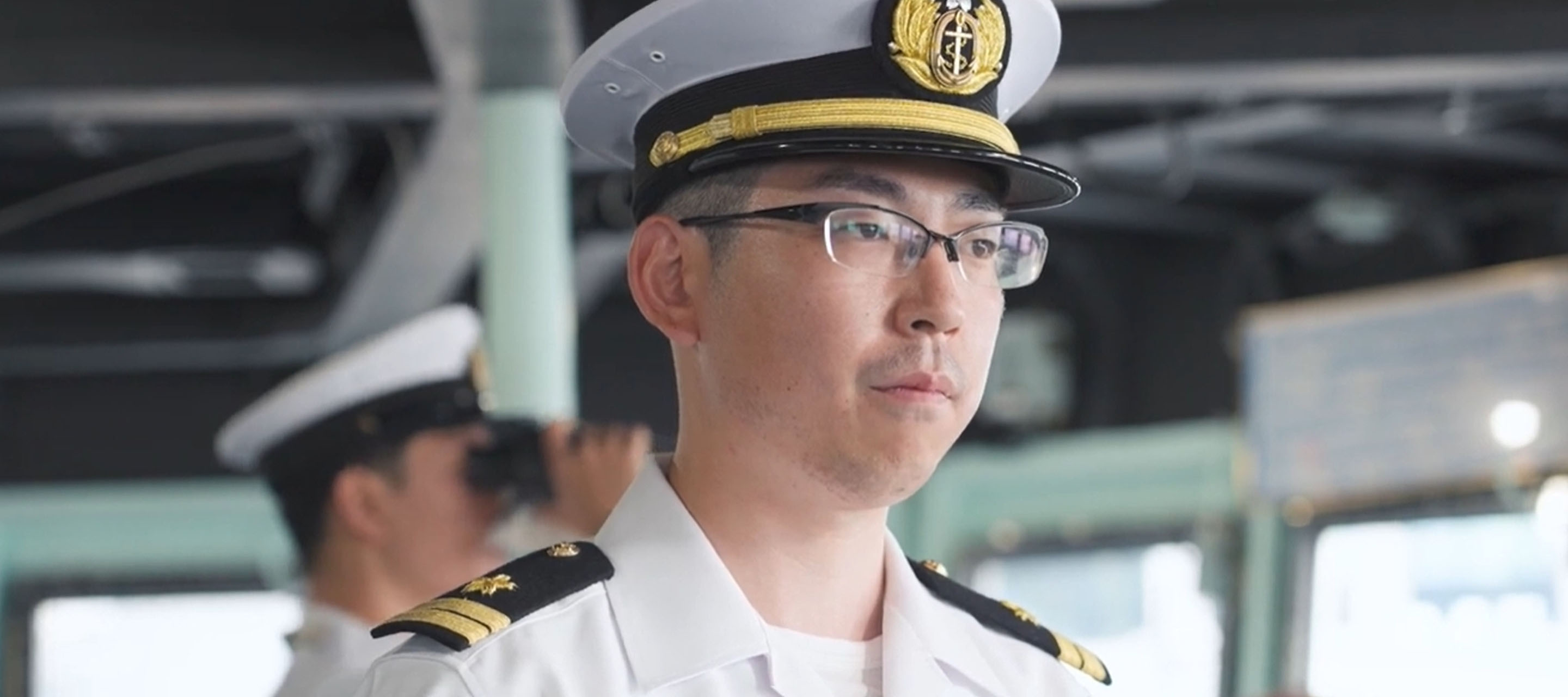 艦内で任務に就く海上自衛官1等海尉