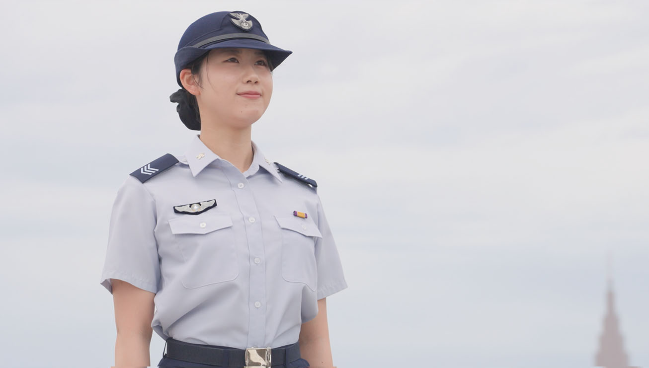 制服姿の航空自衛官空士長