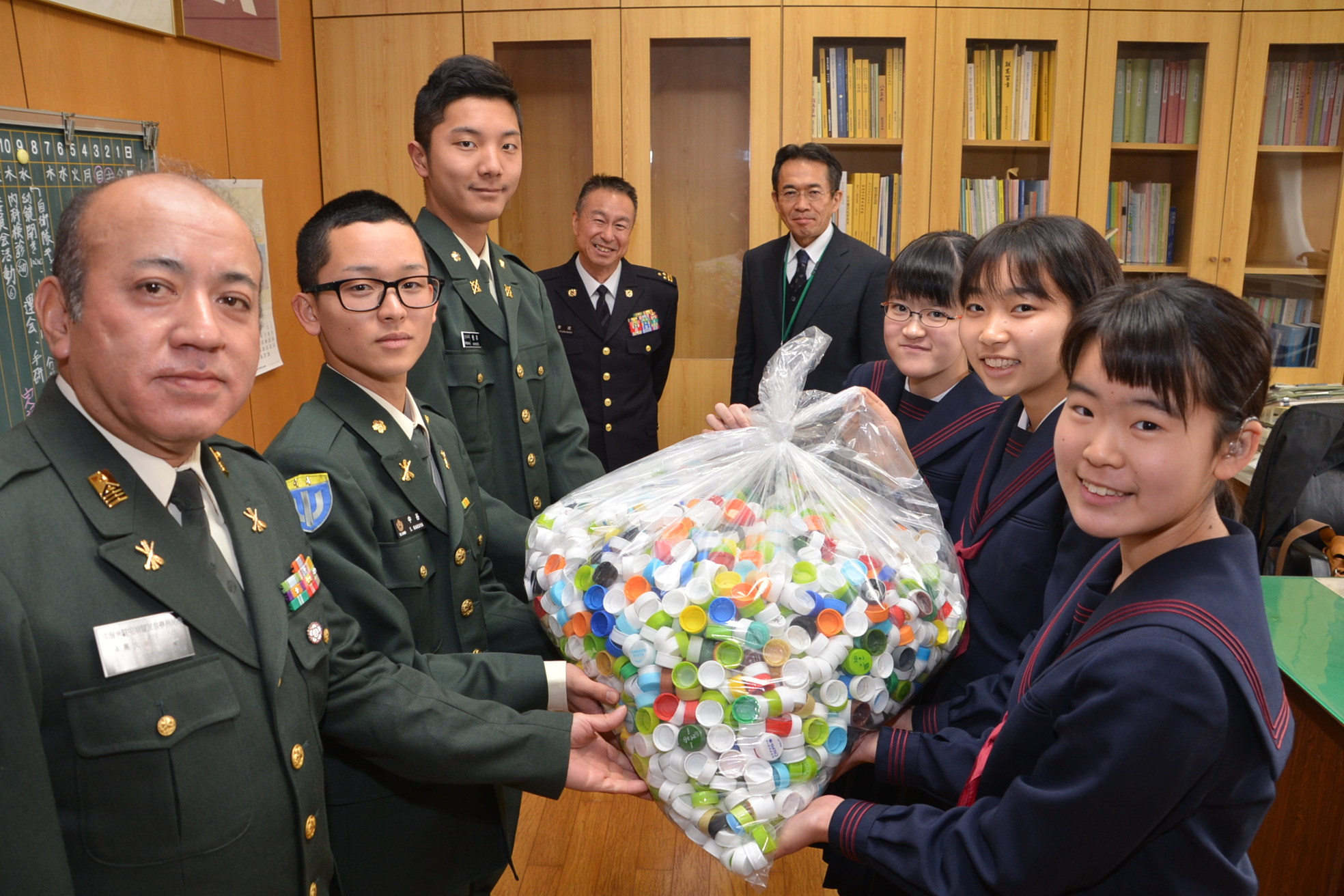 駐屯地に隣接する福岡県立久留米聴覚特別支援学校へ寄贈