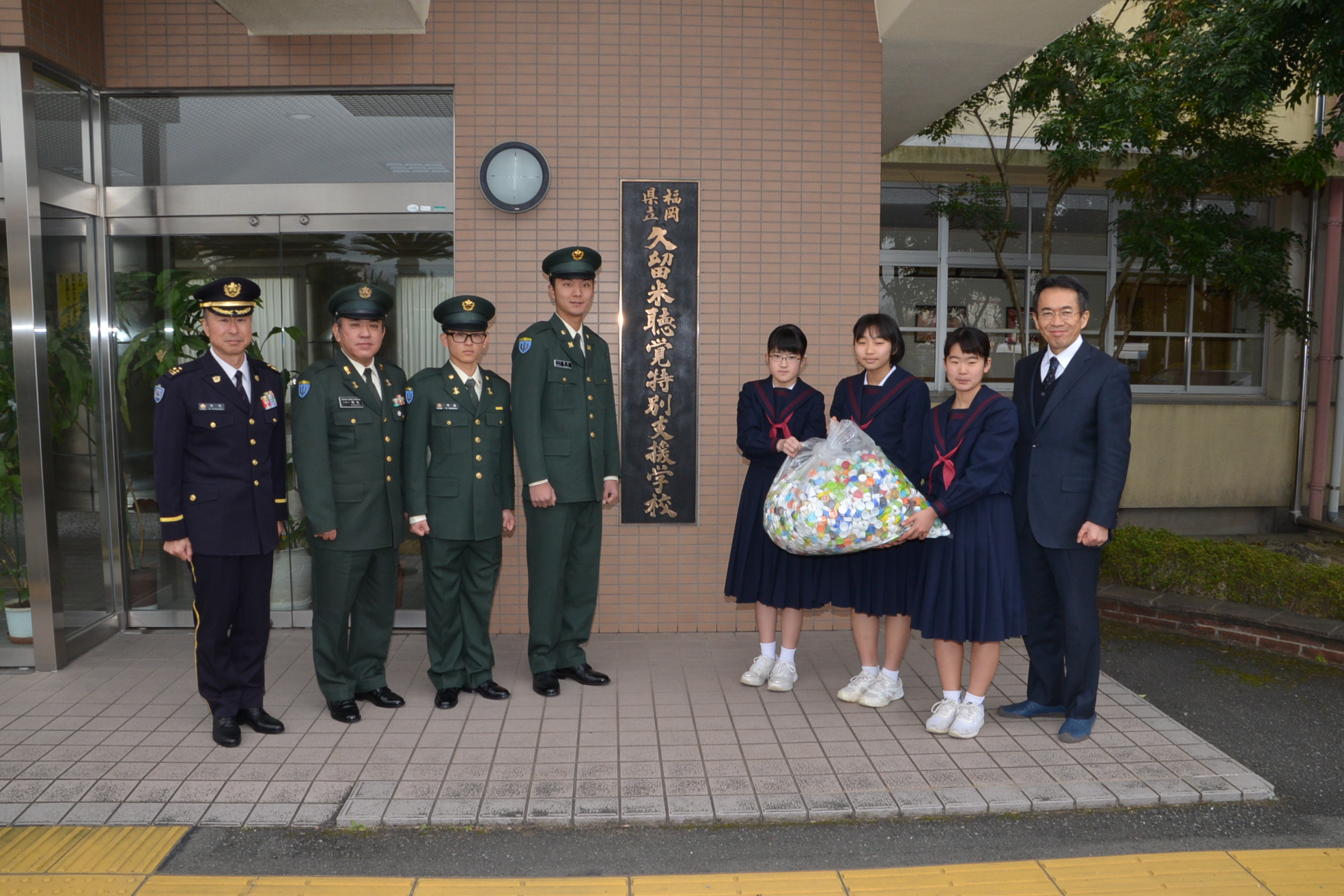 福岡県立久留米聴覚特別支援学校 代表者との記念撮影