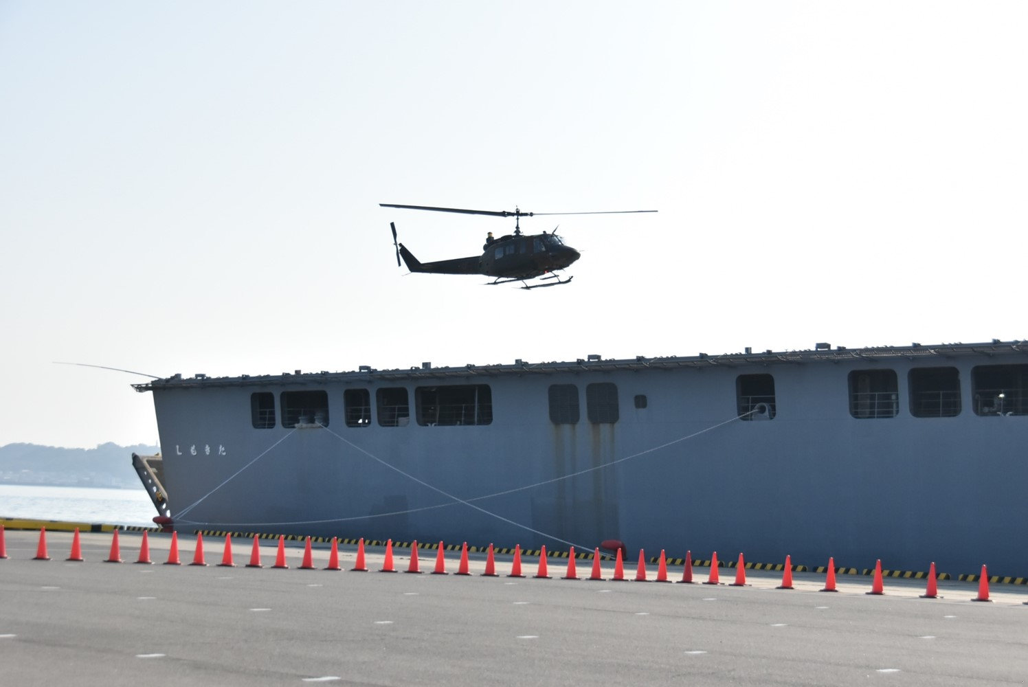 海上自衛隊の船に着陸するUH-1J