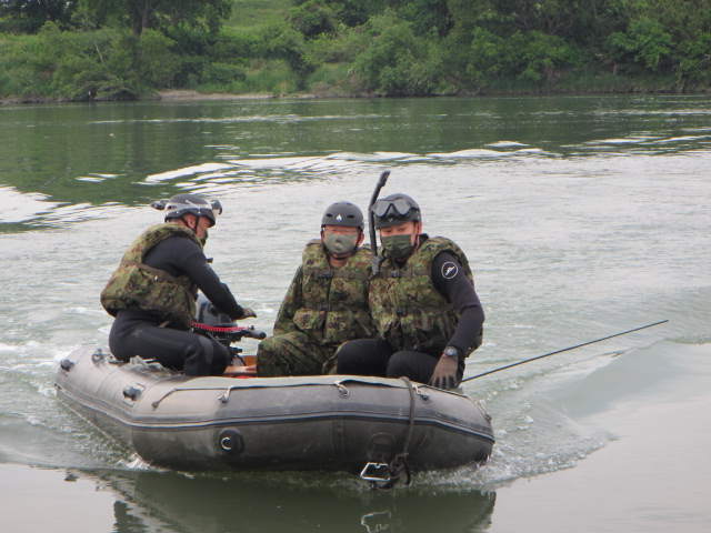 水路潜入訓練にて、第１０師団長訓練視察、乗舟時の写真です。