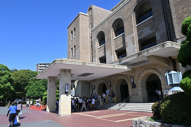 開場前の名古屋市公会堂入口