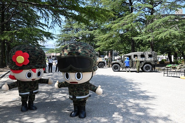 鶴舞公園にて　装備品展示	（陸上自衛隊マスコット　タクマ君＆ユウちゃん）