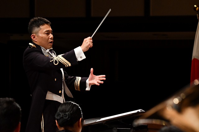 指揮者 第１０音楽隊長　２等陸尉　岡　勇志