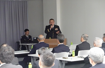 質問に回答する師団長