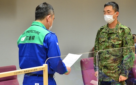 三重県知事より災害派遣要請書を受け取る第33普通科連隊長