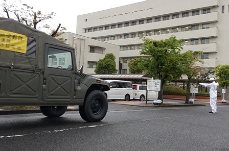 前進拠点へ誘導する第130地区警務隊