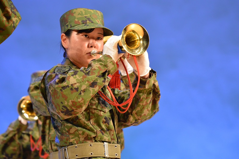 演奏指揮をする音楽隊長