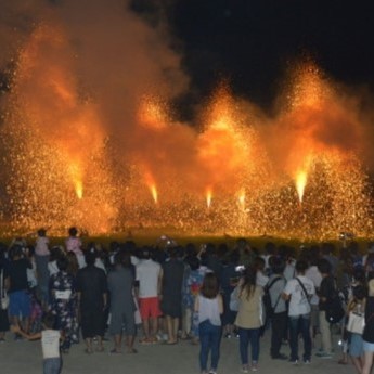 駐屯地夏祭りにおける手筒花火の写真です。