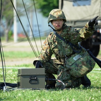 訓練中の女性自衛官の写真です。