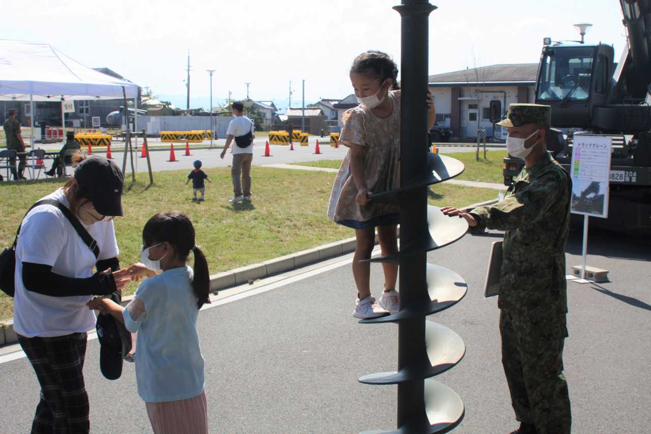 地面に穴を掘るアースオーガを展示