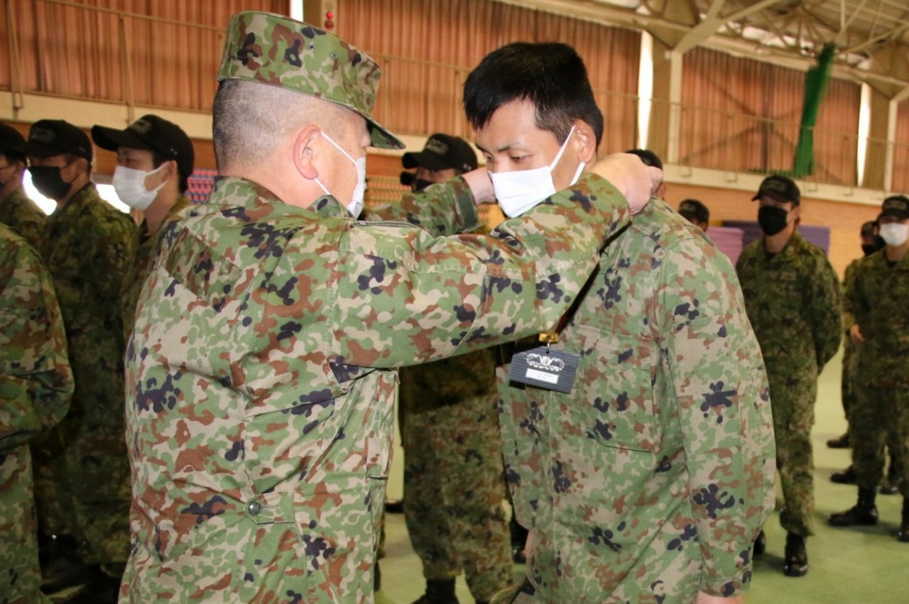 部隊格闘指導官の徽章を授与
