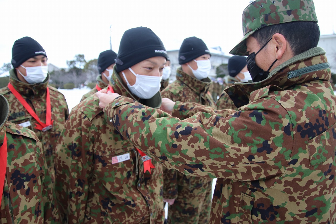 認定試験で合格した隊員に部隊スキー指導官徽章を授与