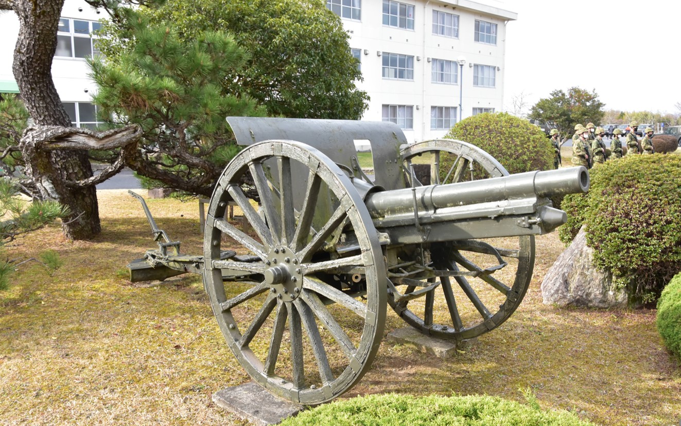 本部隊舎前のメインロータリーには、３８式野砲を据付け、先人に敬意を表するとともに砲兵魂を風化させないよう戒めています。