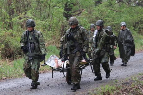 負傷者を搬送する衛生小隊