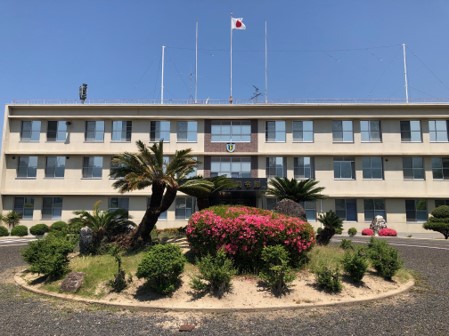 第13旅団司令部庁舎前の築山