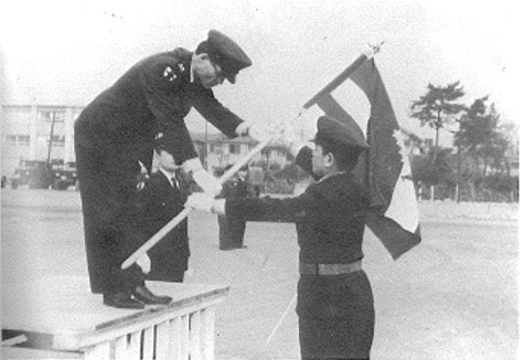 昭和３７年創隊時の大隊旗授与式