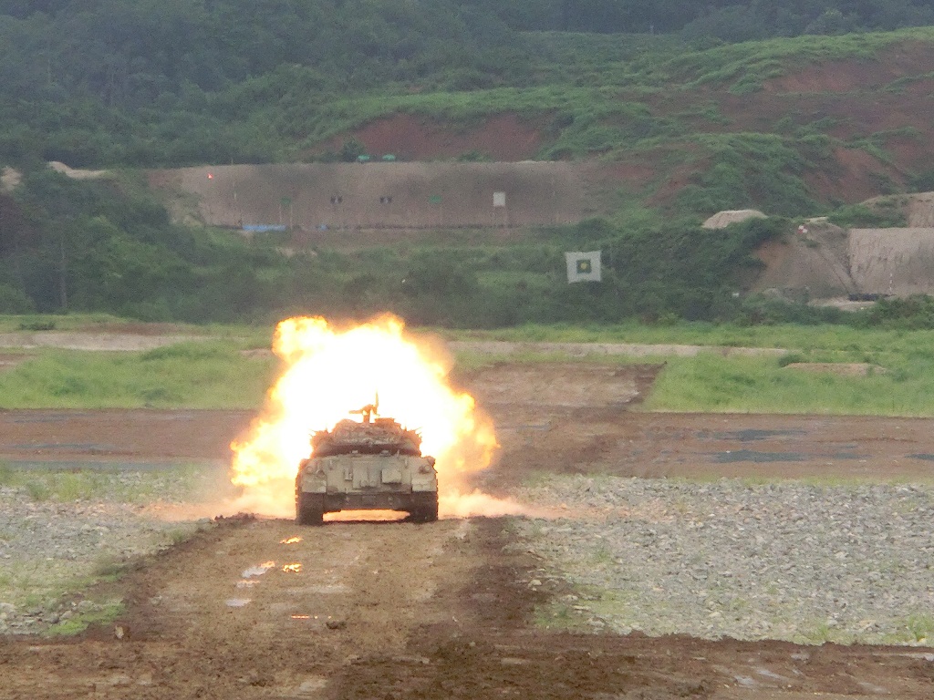 現出する敵に対し射撃