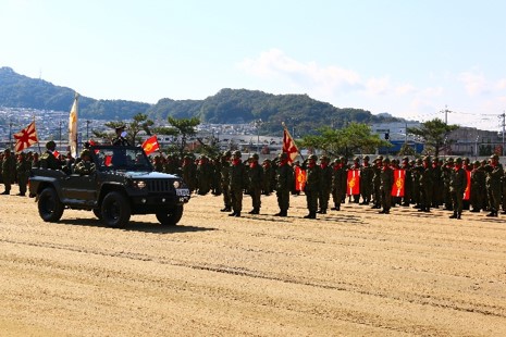 巡 閲