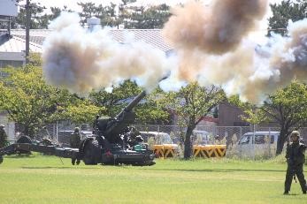 迫力ある空包射撃(摸擬戦)