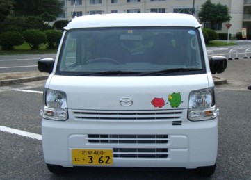 共済組合キャラクター「アイちゃん」と「ボーちゃん」がラッピングされた車両