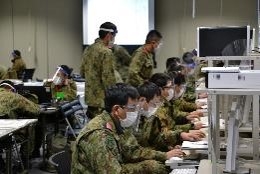 ICEの入力を行う隊員