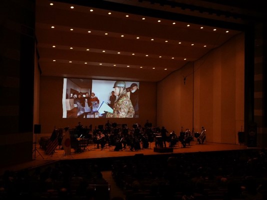 映像に合わせて音楽演奏