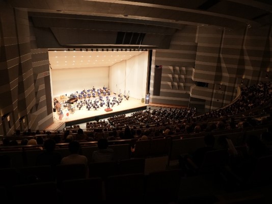 大観衆に見守られながらの演奏