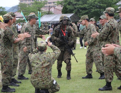 所属部隊の隊員も学生を労う