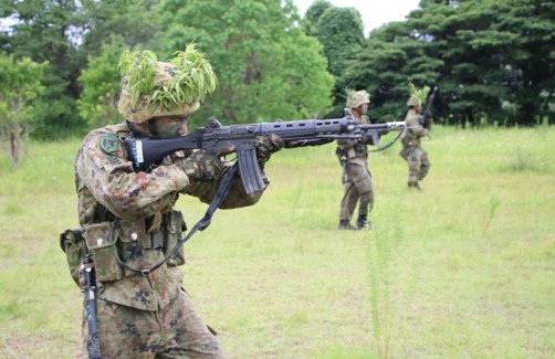 隊員を指揮しつつ自らも射撃