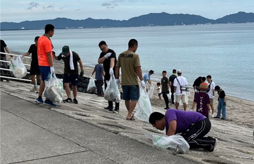 浜辺のゴミを収集