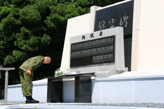 慰霊碑参拝