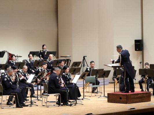 統制された演奏で観衆を魅了