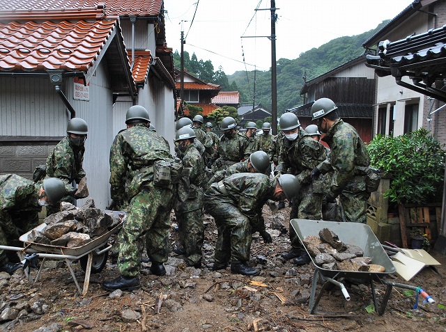土砂の撤去作業にあたる隊員