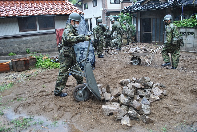 土砂に混じった石の除去
