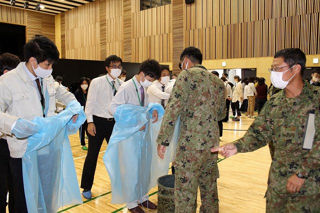 医療用ガウン着脱要領の実習