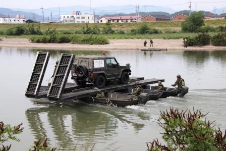 軽門橋にて小型トラックの運搬（鳥取県）