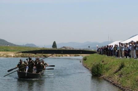 渡河ボートでの物資運搬(佐波川)