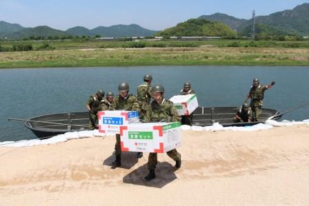 渡河ボートでの物資運搬(佐波川)