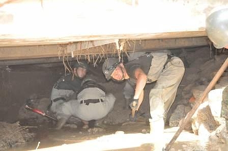 土砂で埋まった川での捜索(広島市)