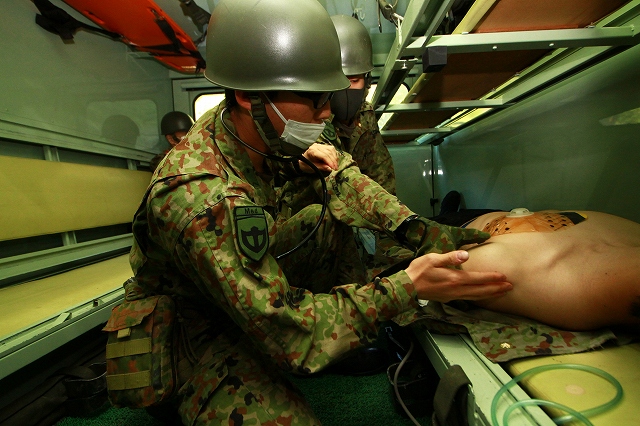 救急車内での処置訓練（中部方面衛生隊）