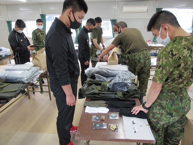 被服等の交付(第46普通科連隊)