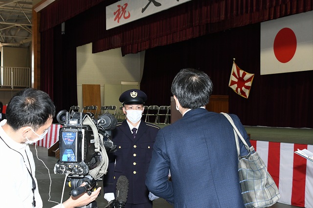 テレビ取材を受ける隊員(第46普通科連隊)