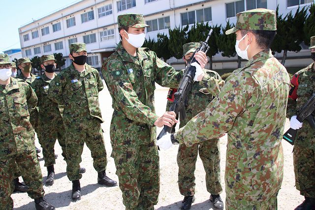 銃授与式(第8普通科連隊)