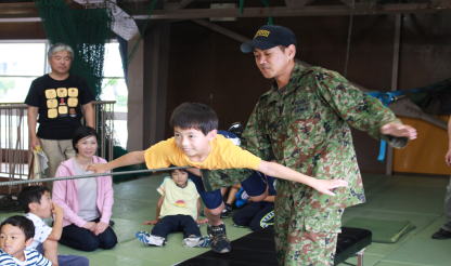 7月13日 日 及び26日 日 に姫路駐屯地はちびっ子大会を実施しました コンパス体験 ロープの結び方 レンジャー体験等を実施し子供達も大変喜び 夏休みのひとつの思い出になったと思います 平成26年度 駐屯地ちびっ子大会 7月13日 日 及び26日 日 に姫路駐屯地はちびっ子大会を実施しました コンパス体験 ロープの結び方 レンジャー体験等を実施し子供達も大変喜び 夏休みのひとつの思い出になったと思います 平成26年度 駐屯地ちびっ子大会