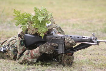 匍匐前進する兵士 (電池で動きます) Amazon.co.jp: 未開封 CRAWLING FORCE 匍匐前進 フィギュア 兵隊