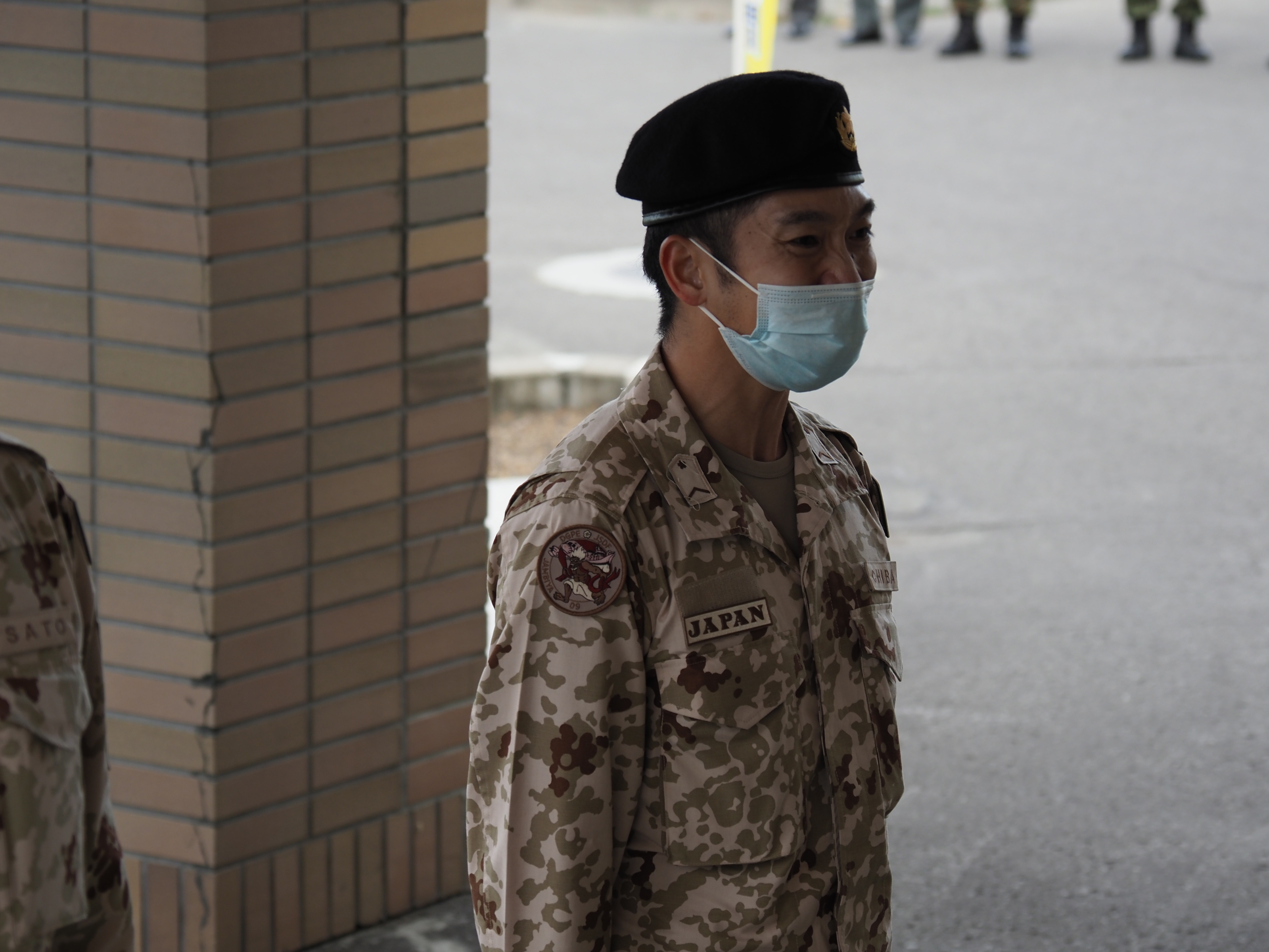 ジブチ派遣海賊対処行動支援隊 第１３次要員 帰国行事 駐屯地は ジブチ派遣海賊対処行動支援隊に参加していた２名が帰国した事に伴い 帰国行事を実施しました 過酷な環境の中 任務を完遂し帰国をした２名は 駐屯地司令に帰国報告を行い 肩の