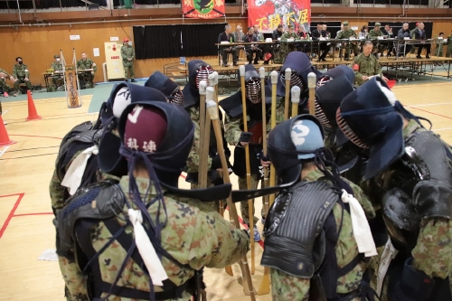 ゴール手前、力を振り絞る隊員